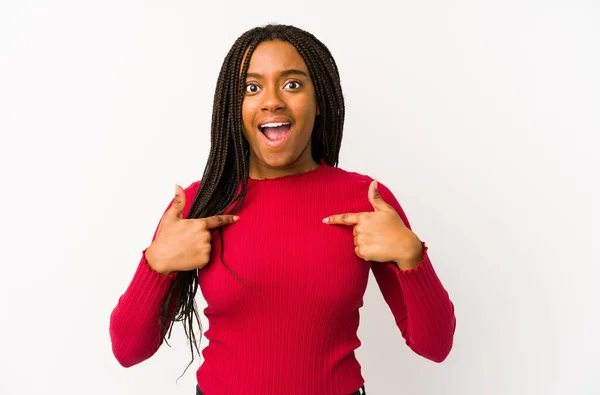 Giovane Donna Afroamericana Isolato Sorpreso Puntando Con Dito Sorridendo Ampiamente — Foto Stock