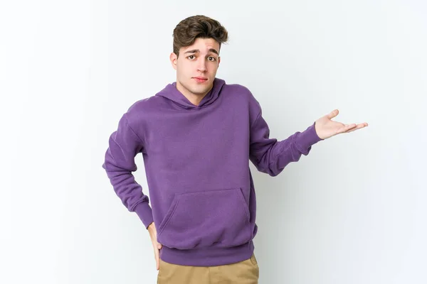 Young Caucasian Man Isolated White Background Doubting Shrugging Shoulders Questioning — Stock Photo, Image