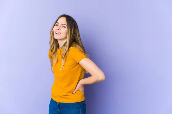 Giovane Donna Caucasica Isolata Sfondo Viola Che Soffre Mal Schiena — Foto Stock