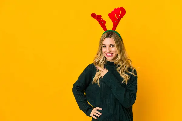 Jovem Loira Caucasiana Vestindo Chifres Rena Sorrindo Apontando Para Lado — Fotografia de Stock