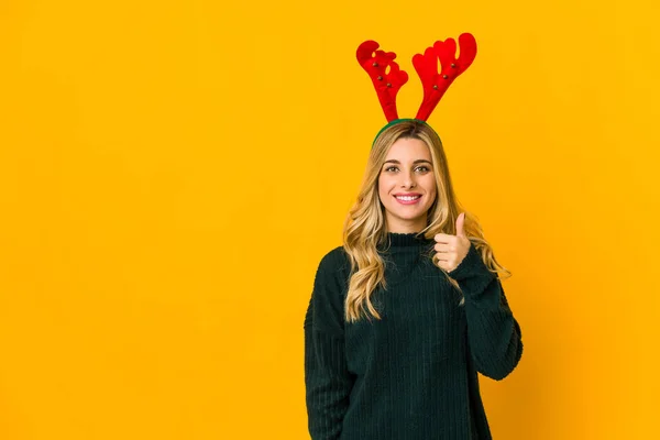 Joven Rubia Caucásica Con Cuernos Reno Sonriendo Levantando Pulgar Hacia —  Fotos de Stock