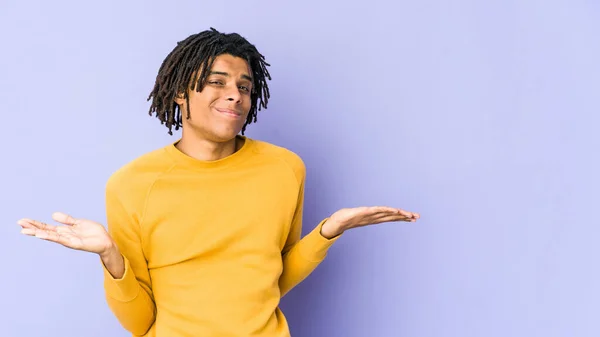 Jovem Preto Homem Vestindo Rasta Penteado Duvidar Encolher Ombros Questionamento — Fotografia de Stock