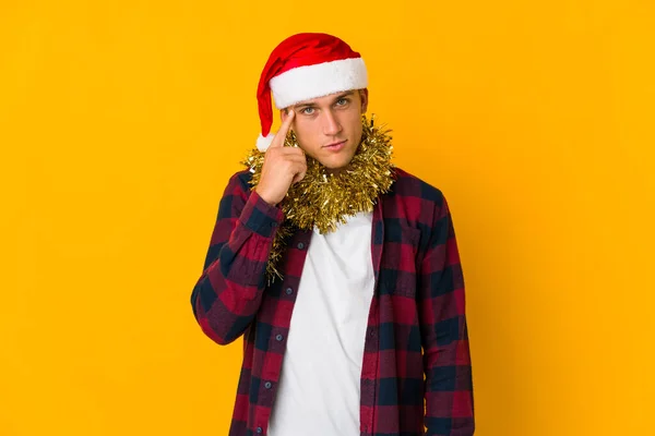 Junger Kaukasischer Mann Mit Weihnachtsmütze Hält Ein Geschenk Isoliert Auf — Stockfoto
