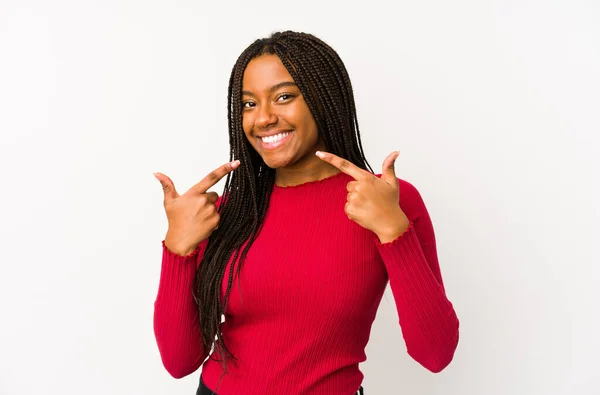 Junge Afroamerikanerin Lächelt Vereinzelt Und Zeigt Mit Dem Finger Auf — Stockfoto