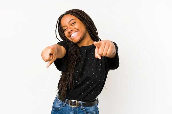 Jovem Afro Americana Isolada Fundo Branco Sorrisos Alegres Apontando Para — Fotografia de Stock