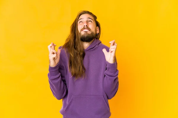 Jovem Com Cabelo Longo Olhar Cruzando Dedos Para Ter Sorte — Fotografia de Stock