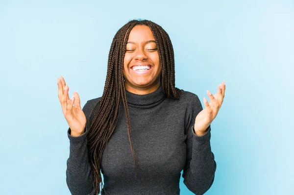 Młoda Afroamerykanka Odizolowana Niebieskim Tle Dużo Się Śmieje Koncepcja Szczęścia — Zdjęcie stockowe