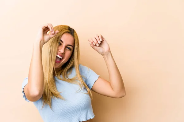 Giovane Donna Caucasica Bionda Che Celebra Giorno Speciale Salta Alza — Foto Stock