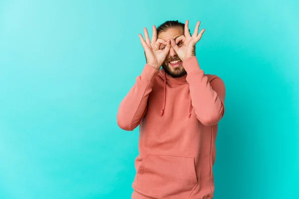 Giovane Uomo Con Capelli Lunghi Sguardo Eccitato Mantenendo Gesto Sugli — Foto Stock