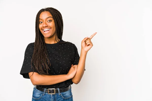 Jeune Femme Afro Américaine Isolée Sur Fond Blanc Souriant Pointant — Photo