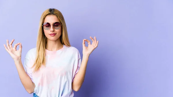 Jovem Mulher Branca Loira Relaxa Após Dia Trabalho Duro Ela — Fotografia de Stock