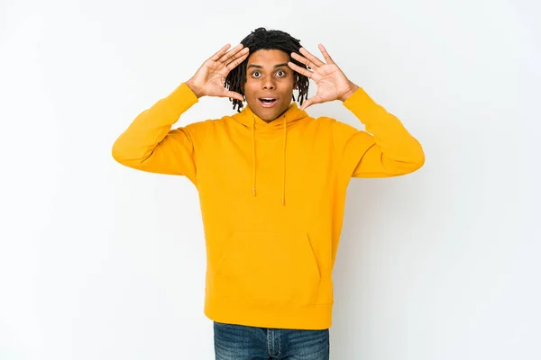 Joven Afroamericano Rasta Hombre Recibir Agradable Sorpresa Emocionado Levantando Las —  Fotos de Stock