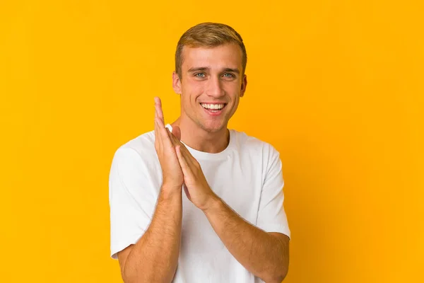 Joven Caucásico Guapo Hombre Sintiéndose Enérgico Cómodo Frotando Las Manos —  Fotos de Stock