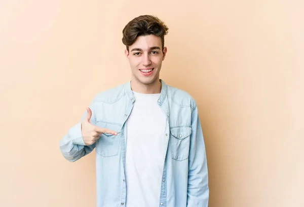 Jonge Blanke Man Geïsoleerd Beige Achtergrond Persoon Wijzend Met Hand — Stockfoto