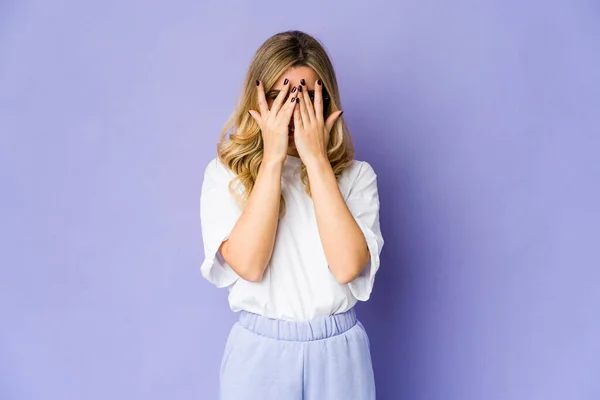 Jeune Femme Blonde Caucasienne Cligner Des Yeux Caméra Par Les — Photo