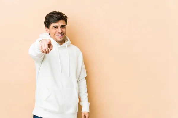 Mladý Cool Muž Ukazuje Prsty Dopředu — Stock fotografie
