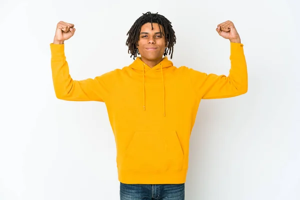 年轻的非洲裔美国男子以臂膀表现出力量的姿态 象征着女性的力量 — 图库照片