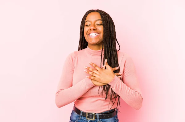 Ung Afrikansk Amerikansk Kvinna Isolerad Rosa Bakgrund Skrattar Hålla Händerna — Stockfoto