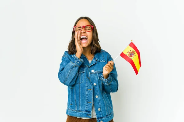 Mladá Španělka Drží Vlajku Izolované Bílém Pozadí Křičí Vzrušený Přední — Stock fotografie