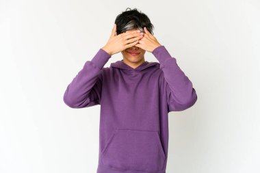 Genç, sıska İspanyol adam elleriyle gözlerini kapatmaktan korkuyor..