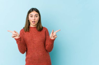 Kafkasyalı genç kadın farklı kopya alanlarını gösteriyor, birini seçiyor, parmaklarıyla gösteriyor..