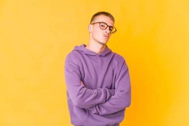 Beyaz tenli yakışıklı şüpheli, kararsız, seni sorguluyor..