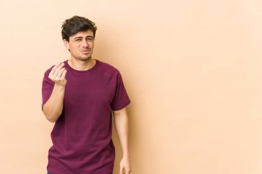 Genç havalı adam parasız olduğunu gösteriyor..