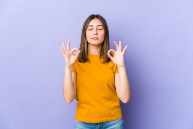 Genç beyaz kadın yoğun bir günün ardından rahatlıyor. Yoga yapıyor..