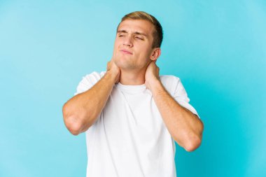 Oturaklı yaşam tarzı yüzünden boynu ağrıyan beyaz, yakışıklı genç bir adam..