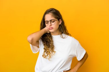 Genç beyaz kadın stres yüzünden boynu ağrıyor. Masaj yapıyor ve eliyle dokunuyor..