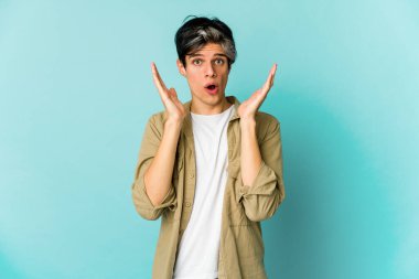 Renkli arka planda poz veren sıska, genç bir İspanyol. 