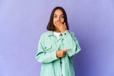 Genç melez kadın yan tarafı işaret ediyor.