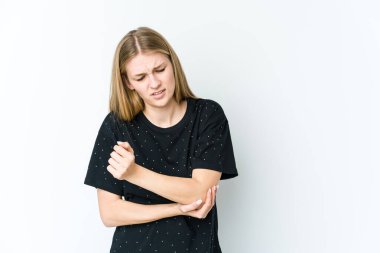 Genç sarışın kadın beyaz arka planda izole edilmiş dirsek masajı yapıyor, kötü bir hareketin ardından acı çekiyor..