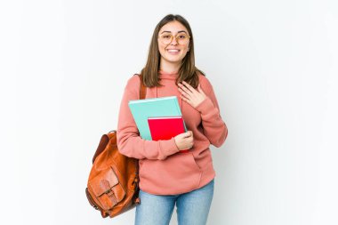 Beyaz fırında izole edilmiş genç bayan avuçlarını göğsüne bastıran arkadaşça bir ifadeye sahip. Aşk konsepti.