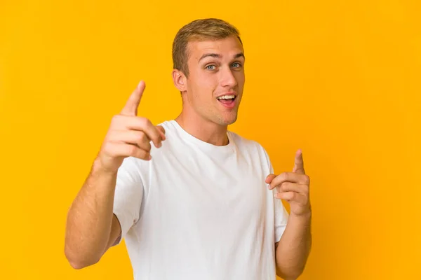 Joven Caucásico Guapo Hombre Señalando Frente Con Los Dedos — Foto de Stock