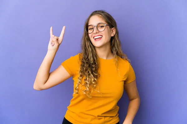 Jovem Caucasiano Bonito Mulher Mostrando Gesto Chifres Como Conceito Revolução — Fotografia de Stock