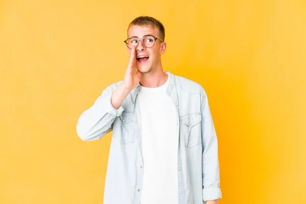 Junge Kaukasier Schöner Mann Schreit Aufgeregt Nach Vorne — Stockfoto