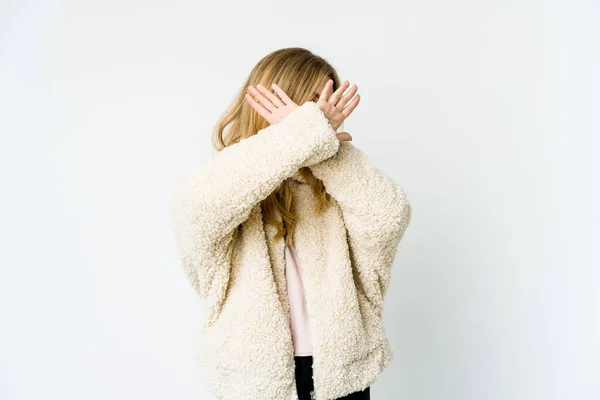 Joven Mujer Rubia Caucásica Manteniendo Dos Brazos Cruzados Concepto Negación — Foto de Stock