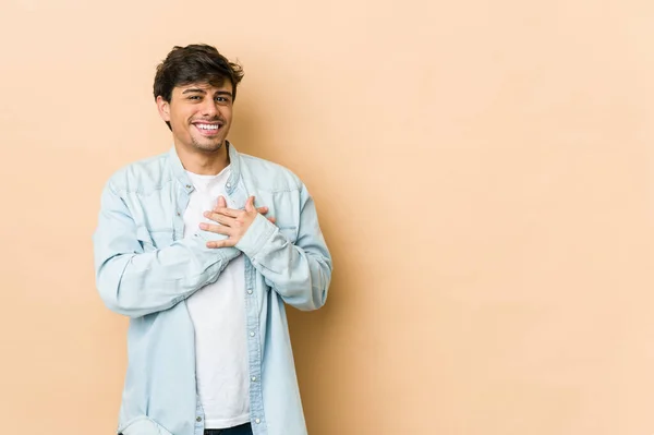 Jonge Coole Man Heeft Een Vriendelijke Uitdrukking Drukt Palm Tegen — Stockfoto