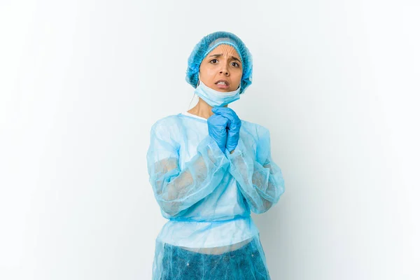 Ung Kirurg Latin Kvinna Isolerad Vit Bakgrund Rädd Och Rädd — Stockfoto