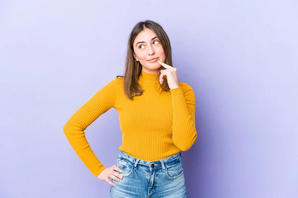 Giovane Donna Caucasica Guardando Lateralmente Con Espressione Dubbia Scettica — Foto Stock