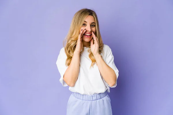 Jonge Blanke Blonde Vrouw Die Roddelt Wijst Naar Een Kant — Stockfoto