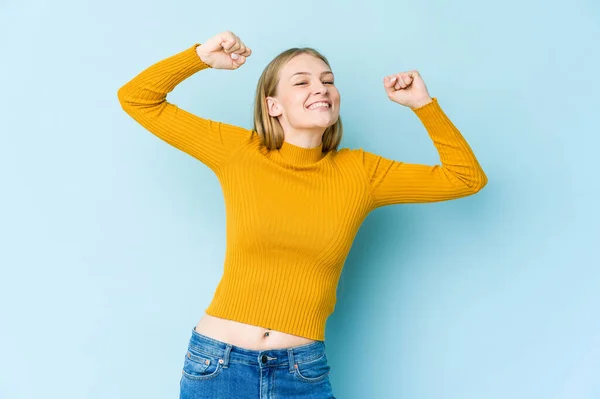 Junge Blonde Frau Isoliert Auf Blauem Hintergrund Feiert Einen Besonderen — Stockfoto