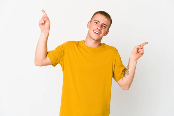 Joven Hombre Guapo Caucásico Apuntando Diferentes Espacios Copia Eligiendo Uno — Foto de Stock