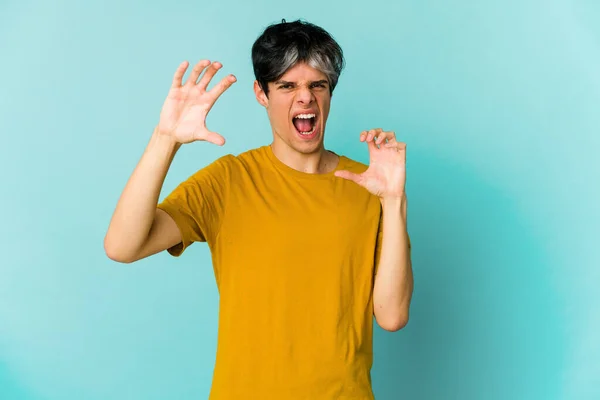 Joven Flaco Hispano Posando Sobre Fondo Color — Foto de Stock