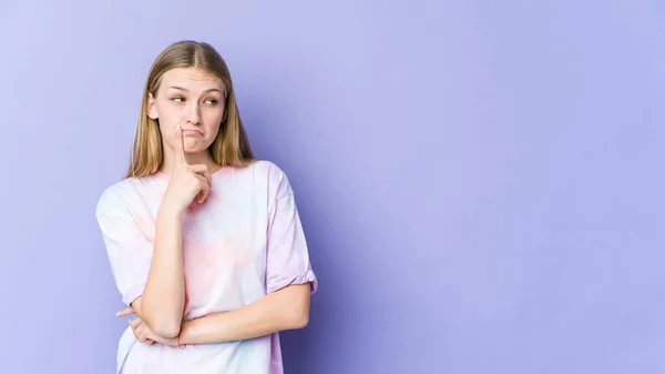 Mladá Blondýna Žena Izolované Fialovém Pozadí Při Pohledu Bokem Pochybné — Stock fotografie