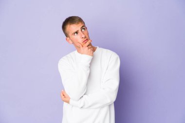 Kafkasyalı yakışıklı adam düşünüyor ve bakıyor, yansıtıyor, düşünüyor, hayal kuruyor..