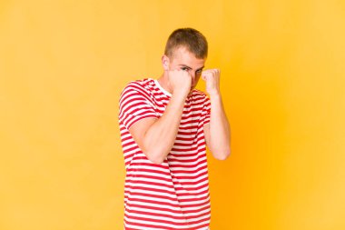 Kafkasyalı yakışıklı bir adam bir tartışma yüzünden yumruk atıyor, sinirleniyor, kavga ediyor, boks yapıyor..