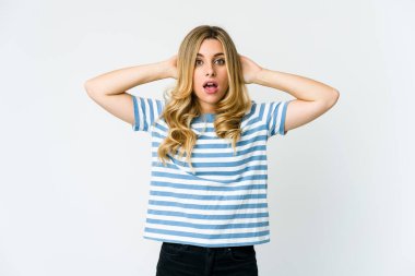 Genç, beyaz, sarışın bir kadın çığlık atıyor, çok heyecanlı, tutkulu, bir şeyden memnun..