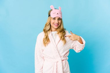 Genç sarışın, beyaz kadın pijamalı adam gömleğinin fotokopi odasını gösteriyor, gururlu ve kendinden emin.